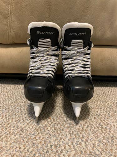 Junior Bauer Regular Width  Size 2 Supreme 150 Hockey Skates