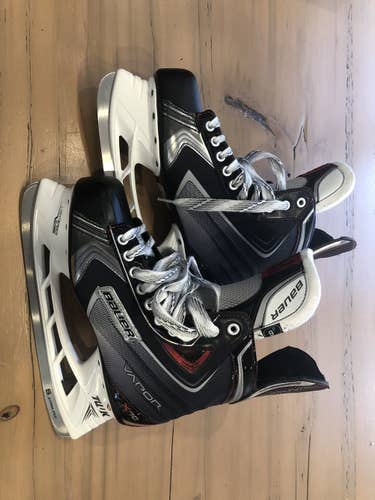 Senior Bauer Regular Width  Size 9 Vapor X70 Hockey Skates