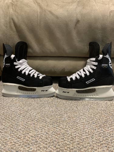 Junior Bauer Regular Width  Size 5 Impact 100 Hockey Skates