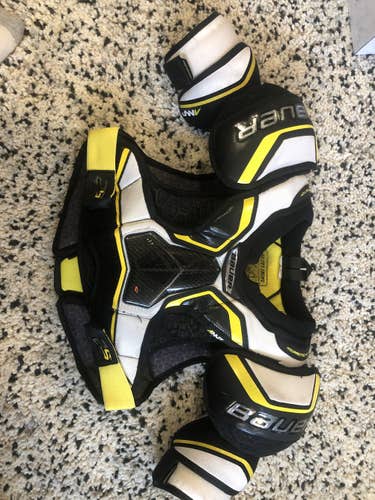 Used Junior Large Bauer Supreme 2S Pro Shoulder Pads