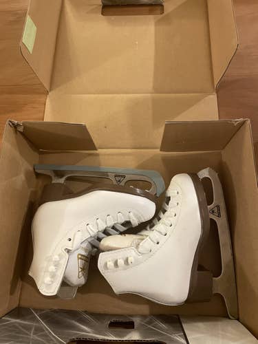 White New Jackson Size 8 Figure Skates