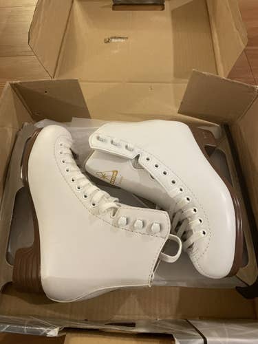 White New Jackson Size 2.5 Figure Skates