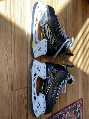 Senior CCM Regular Width  Size 6 Super Tacks Hockey Skates