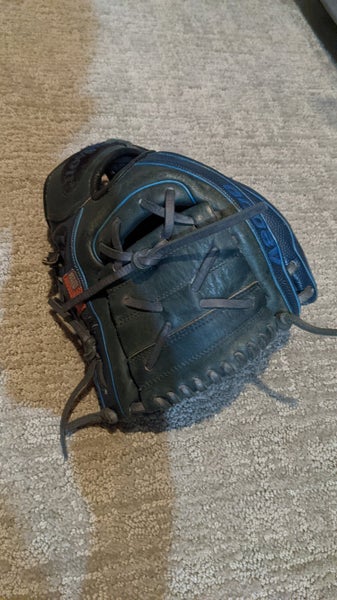 Used Wilson Right Hand Throw A2000 Baseball Glove 11.25"