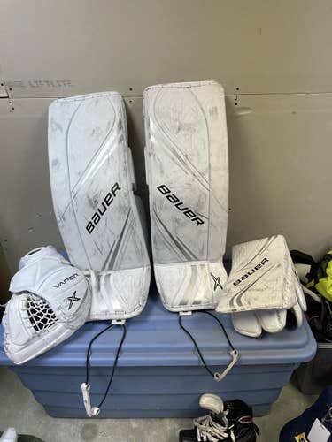 Bauer Vapor 2X Goalie Pads with matching blocker and catcher. Size Intermediate Large