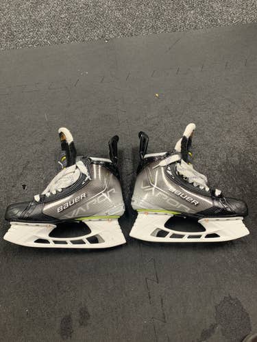 Senior Bauer Extra Wide Width Pro Stock Size 8 Vapor Hyperlite Hockey Skates
