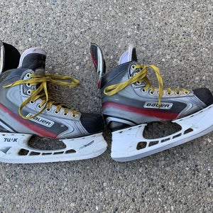 Junior Bauer Regular Width  Size 5.5 Vapor x40 Hockey Skates