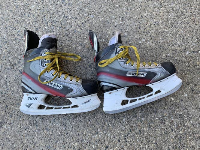 Junior Bauer Regular Width  Size 5.5 Vapor x40 Hockey Skates