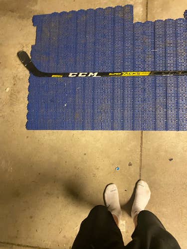 Junior Right Handed Mid Pattern  Super Tacks AS2 Pro Hockey Stick