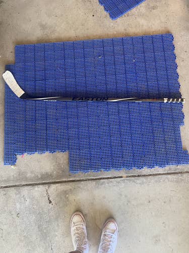 Junior Right Handed Mid Pattern  Synergy HTX Hockey Stick