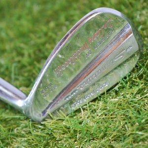 Wilson 	Signature 	9 Iron 	Right Handed 	35"	Steel 	Regular	New Grip