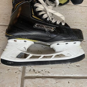 Bauer Regular Width  Size 4 Supreme Ignite Pro+ Hockey Skates