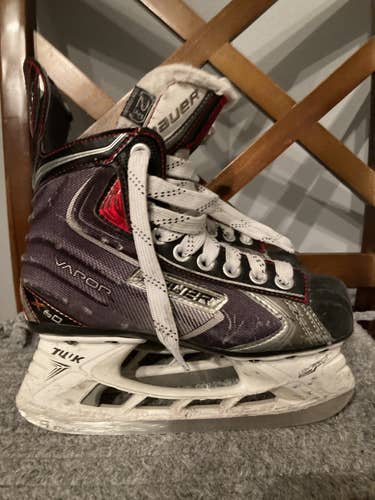 Junior Bauer Regular Width  Size 2.5 Vapor X60 Hockey Skates