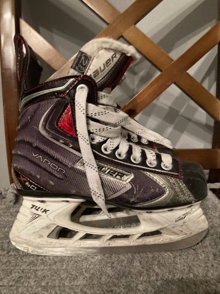Junior Bauer Regular Width  Size 2.5 Vapor X60 Hockey Skates