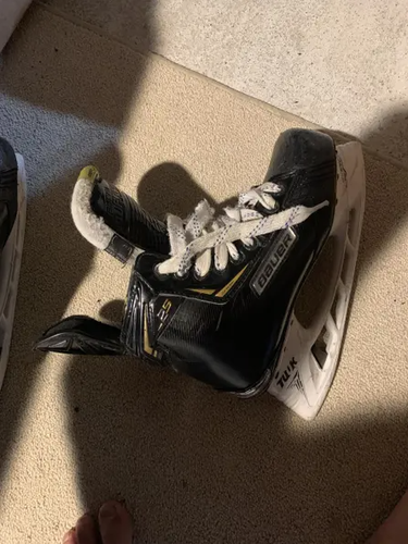 Senior Bauer Regular Width  Size 7 Supreme 2S Hockey Skates