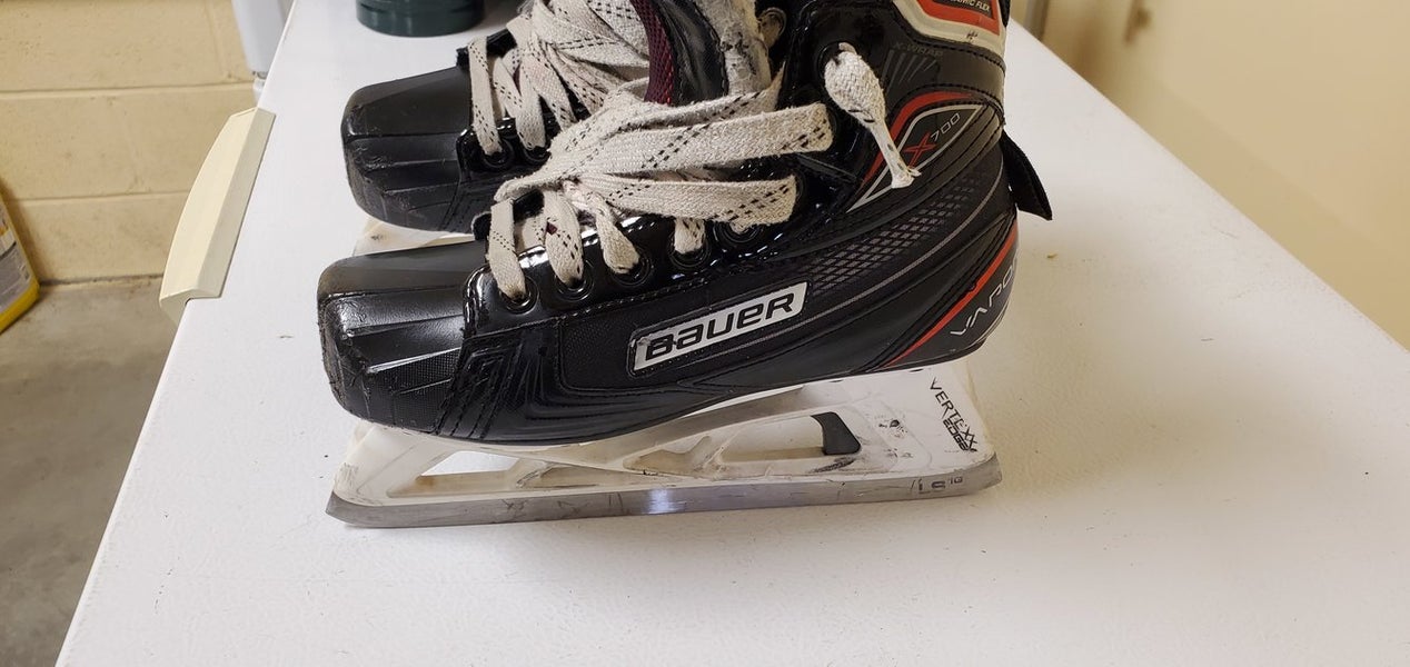 Junior Used Bauer Vapor X700 Hockey Goalie Skates Regular Width Size 2