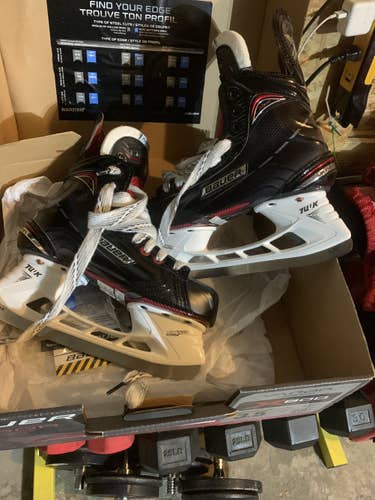 Junior Bauer Regular Width Size 3.5 Vapor X800 Hockey Skates