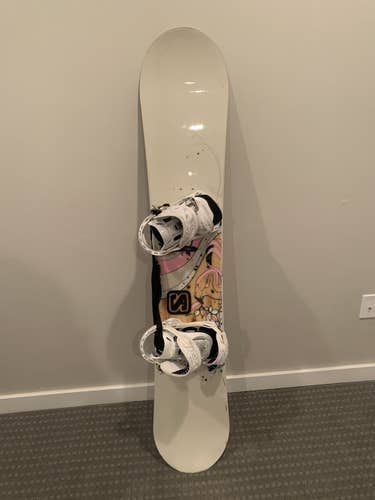 New Women’s Ride Solace 154cm Snowboard + Women’s Salomon Poison S/M Bindings