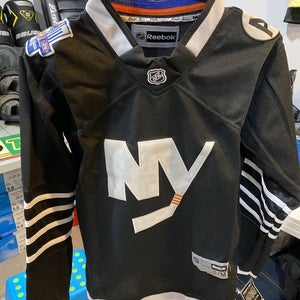 New York Islanders Black Jersey Small / Medium
