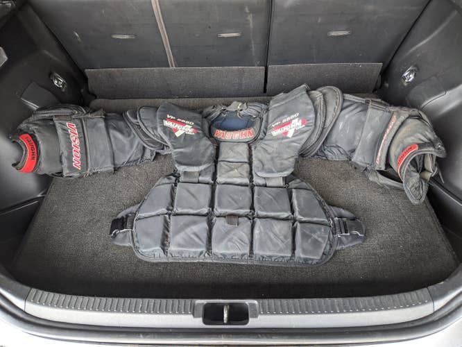 Senior Used Medium Vaughn Goalie Chest Protector