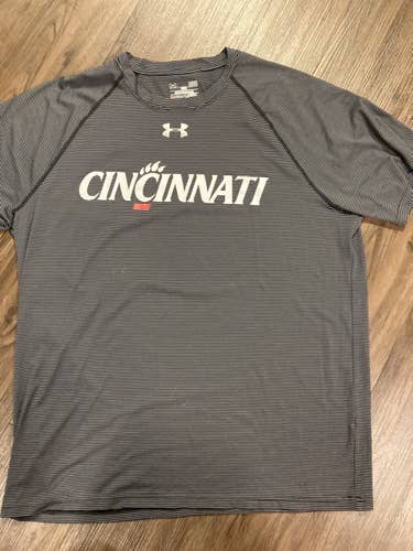 University of Cincinnati Under Armour T. Size Large