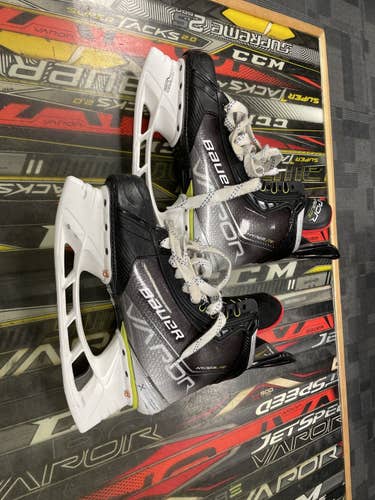 Senior Bauer Regular Width Size 8 Vapor Hyperlite Hockey Skates