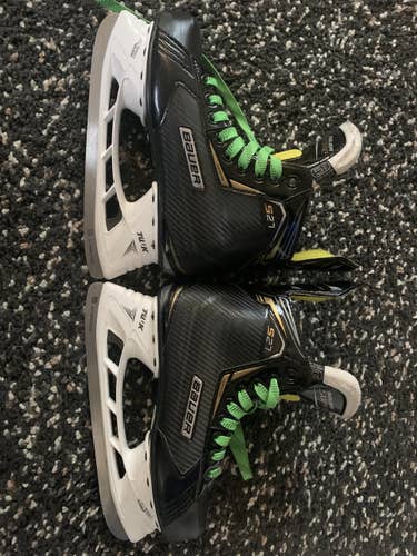 Junior Bauer Regular Width Size 5.5 Supreme S27 Hockey Skates