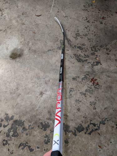 Used Intermediate Bauer Right Handed Vapor Hyperlite Hockey Stick Toe Pattern P28