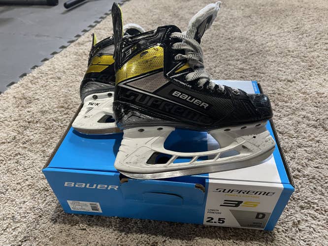Junior Used Bauer Supreme 3S Hockey Skates Size 2.5