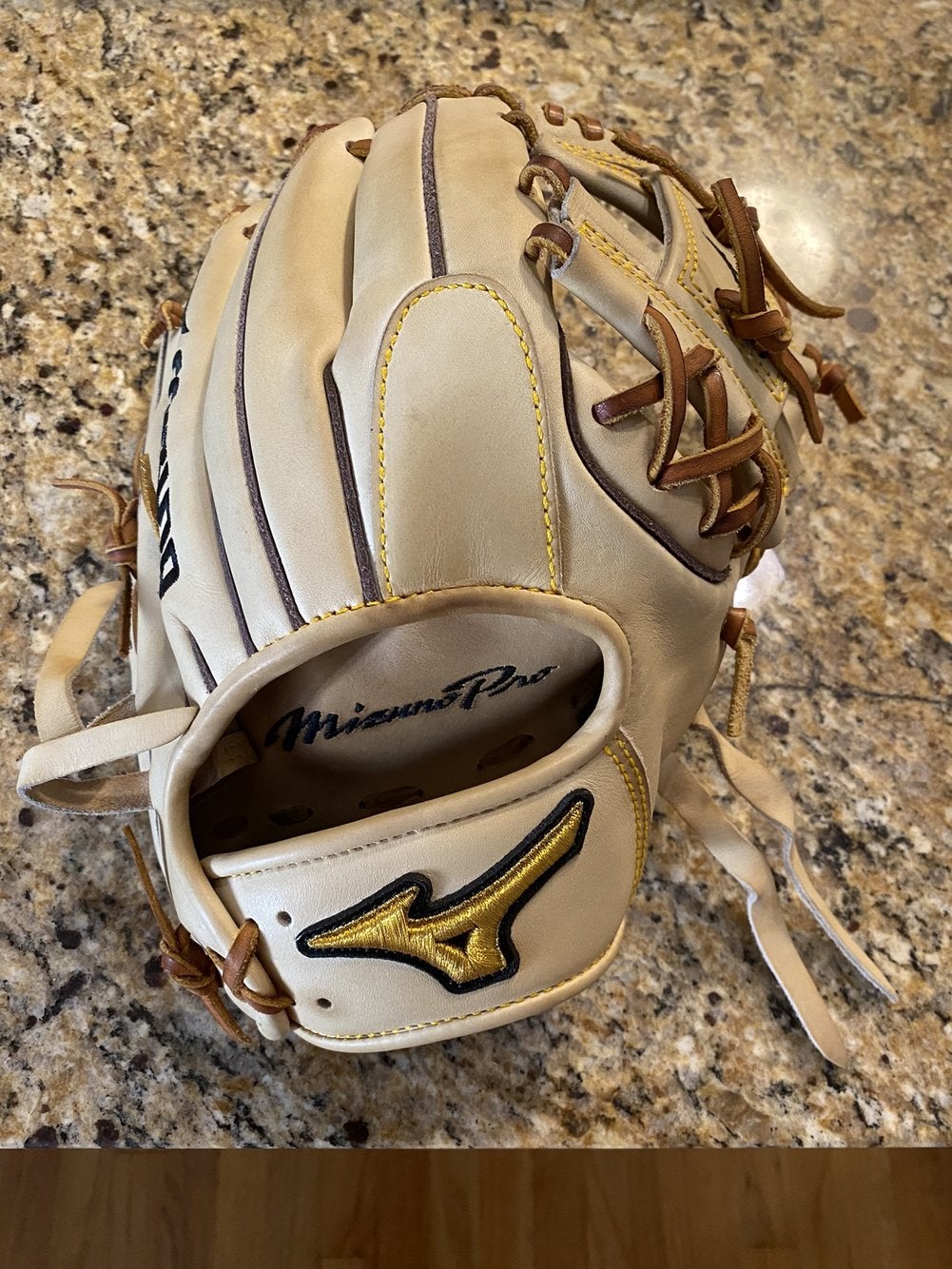 Mizuno Pro GMP2AS-400S Andrelton Simmons Glove | SidelineSwap