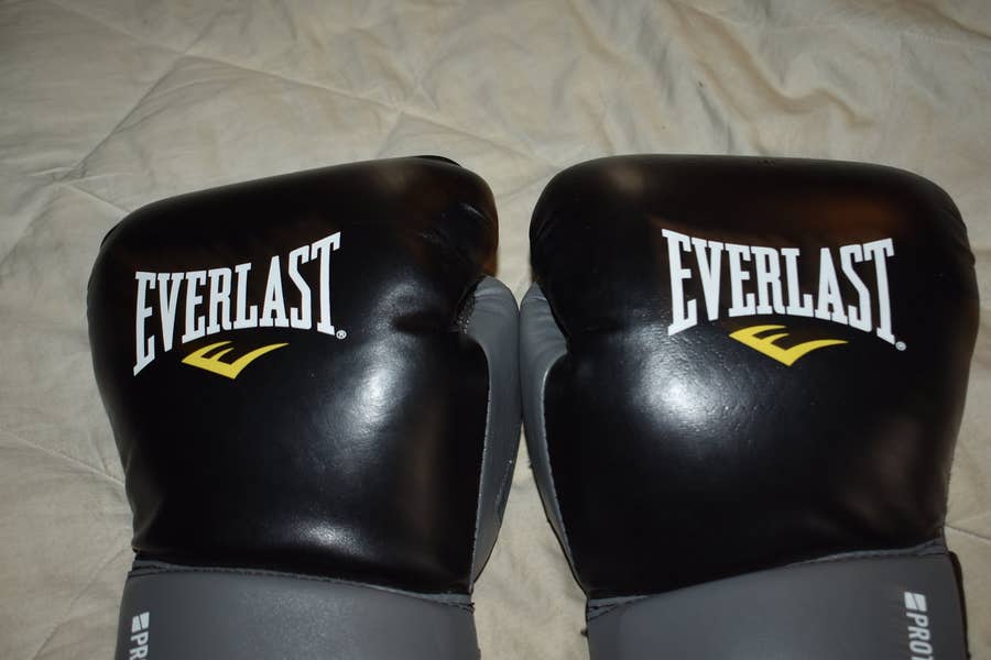 Everlast 16 Oz EverGel ProTex 2 Boxing Gloves, Black/Silver