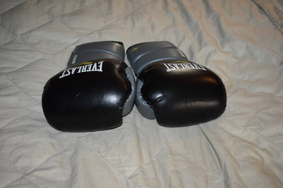 Everlast 16 Oz EverGel ProTex 2 Boxing Gloves, Black/Silver