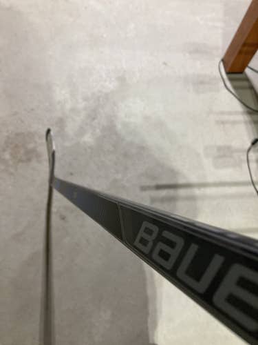 Senior Right Handed Nexus 7000 Hockey Stick