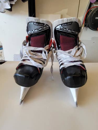 Junior Used Bauer Vapor x2.7 Goalie Skates Regular Width Size 2