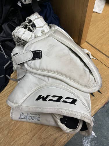 White Used Full Right Pro Stock Extreme Flex III Pro Glove And Eflex 4 Blocker