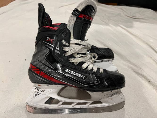 Senior Bauer Regular Width  Size 7.5 Vapor 2x Hockey Skates