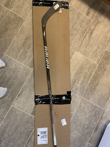 New Junior Bauer Right Handed Vapor Hyperlite Hockey Stick Mid Pattern