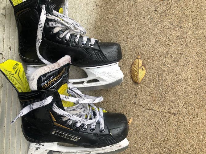 Youth Bauer  Size 2.5 Supreme S29 Hockey Skates