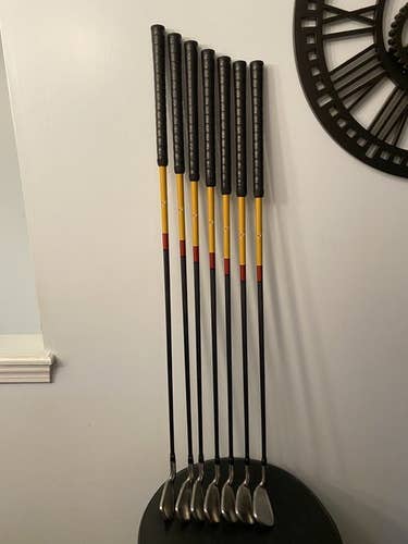 Used Men's TaylorMade Right Handed R7 Iron Set Regular Flex Graphite Shaft