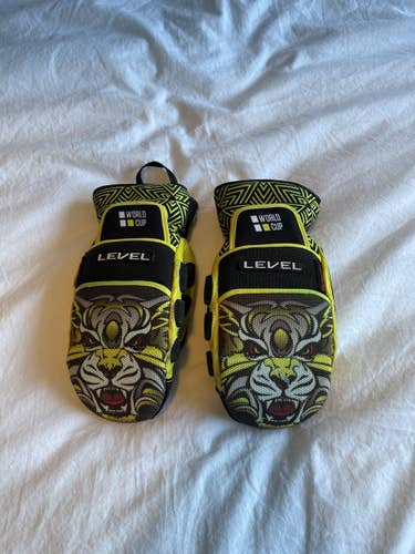 Level World Cup Finger Mittens Race