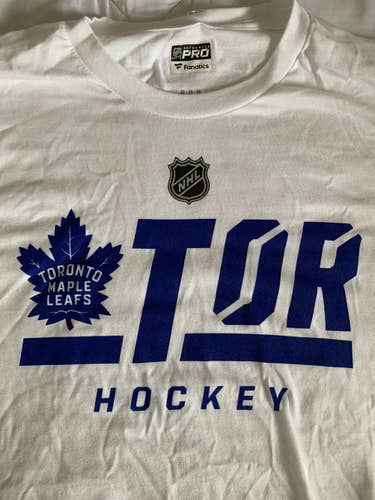 NEW Toronto Maple Leafs team tee (Sz. M)