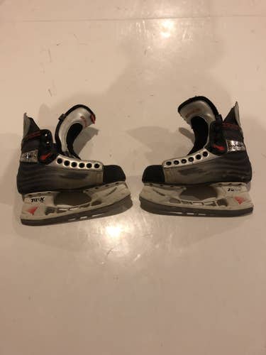 Senior Used Bauer Vapor XXX Hockey Skates Regular Width Size 7