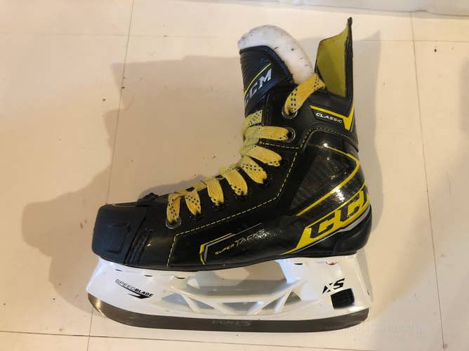 Junior CCM Regular Width  Size 1 Super Tacks AS3 Hockey Skates