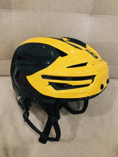 UNIVERSITY OF MICHIGAN WOLVERINES Bauer RE-AKT 150 Pro Stock Hockey Helmet SIZE MEDIUM NCAA