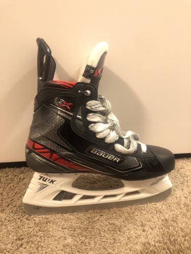 Senior Bauer Regular Width  Size 8.5 Vapor 2X Hockey Skates