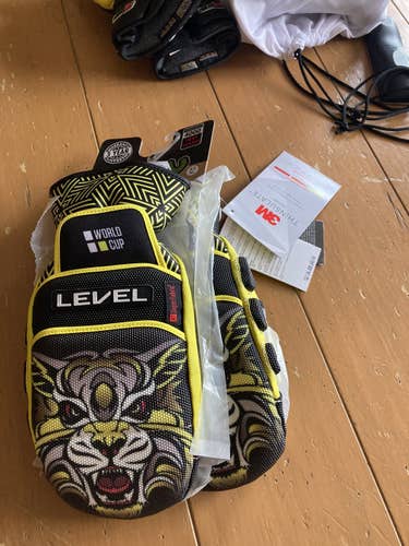 Brand new Level Worldcup CF Mitt