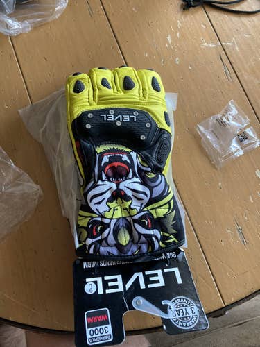Brand new Level SQ CF glove