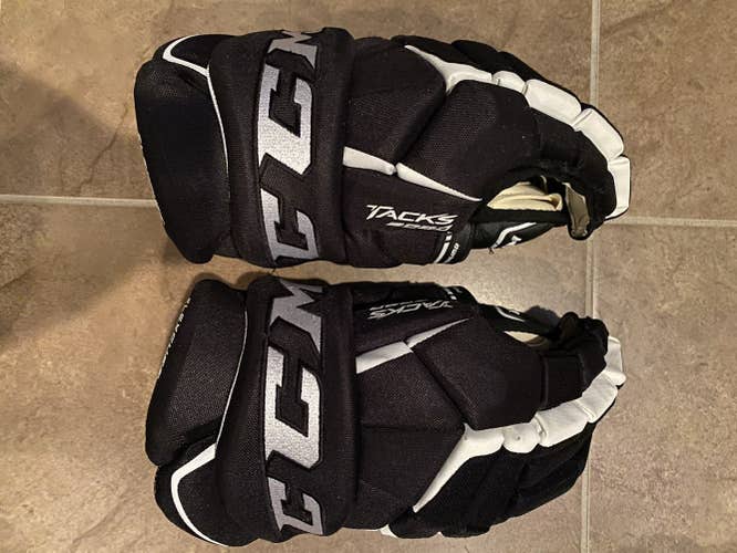 Black New Senior CCM Tacks 9080 Gloves 14"