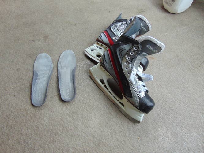 Senior Bauer Vapor x30 Regular Width Size 8 Hockey Skates
