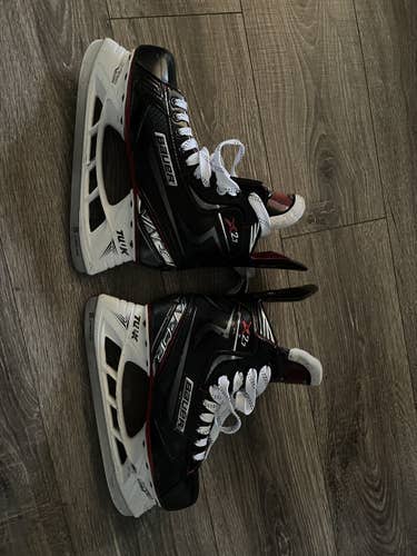 Senior Bauer Regular Width  Size 7 Vapor X2.7 Hockey Skates